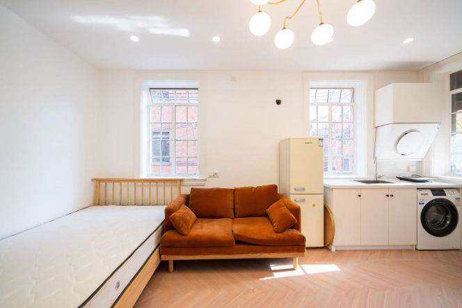Bright clean apt has outdoor balcony @ historic Jing'an Villa line 2,12,13