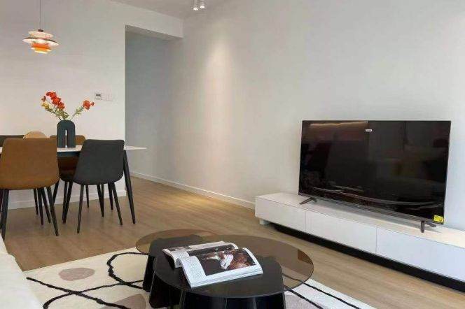 Cozy 1br with balcony nr Jiangsu Rd   Line 2/11/14   