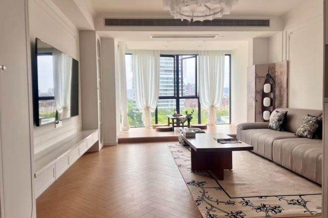  Dahua District High Ceiling 3+1-Bedroom Home with Complete High-End Appliances