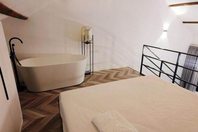 Unique loft 1 br with spacious bedroom with bathtub. L 9/12 JiaShan Rd + L 1/10/12 ShanXi Rd(S)