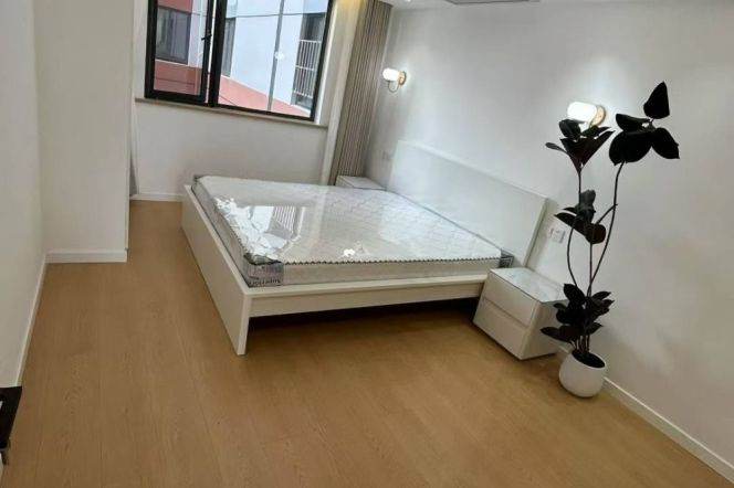 Jiangsu rd/spacious 1br 1lr/double south/elevator/76 sqm,@L11/2