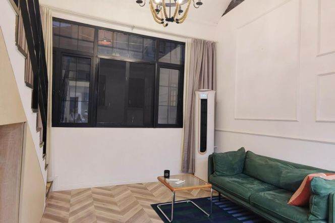 Unique loft 1 br with spacious bedroom with bathtub. L 9/12 JiaShan Rd + L 1/10/12 ShanXi Rd(S)