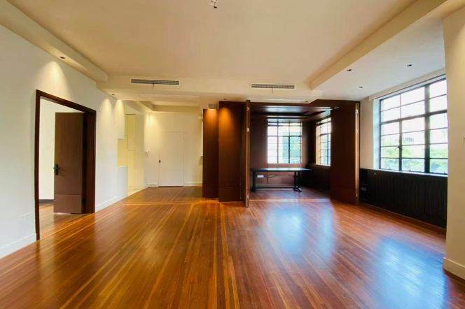   Wutong District Rare Large Flat in Heritage Building, Full Central Air & Complete Appliances