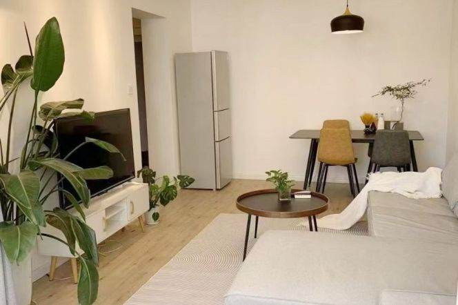 Spacious bright modern Apt with oven elevator @ center Jing'an line 12,13 
