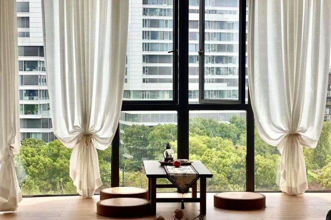  Dahua District High Ceiling 3+1-Bedroom Home with Complete High-End Appliances