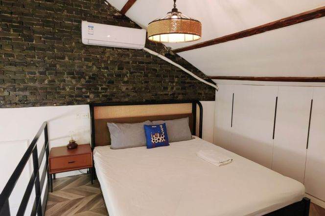 Unique loft 1 br with spacious bedroom with bathtub. L 9/12 JiaShan Rd + L 1/10/12 ShanXi Rd(S)