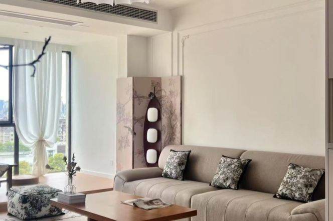  Dahua District High Ceiling 3+1-Bedroom Home with Complete High-End Appliances