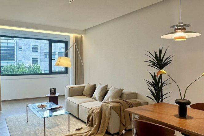 Newly Renovated 1Br/2Lr/1Bt Close to L2/12/13 West Nanjing Rd Station 