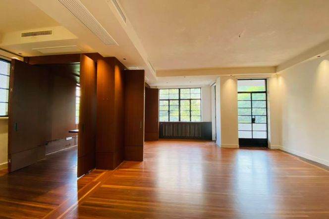   Wutong District Rare Large Flat in Heritage Building, Full Central Air & Complete Appliances