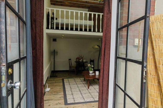 Unique 1 br + Private Yard  in Old XuHui. easy to L 9/12 JiaShan Rd St.+ IAPM