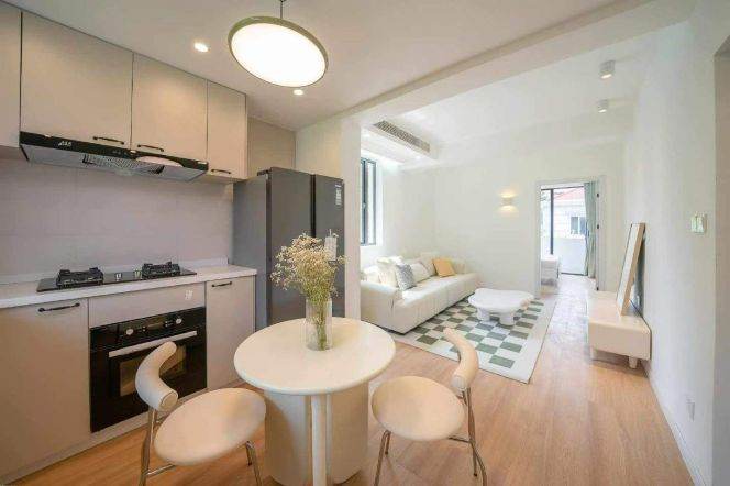 Jiangsu rd/bright 1br 1lr+open balcony/with central AC/bathtub,@L11/2