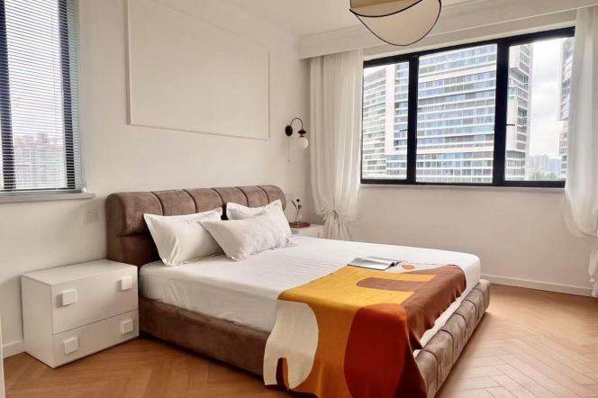  Dahua District High Ceiling 3+1-Bedroom Home with Complete High-End Appliances