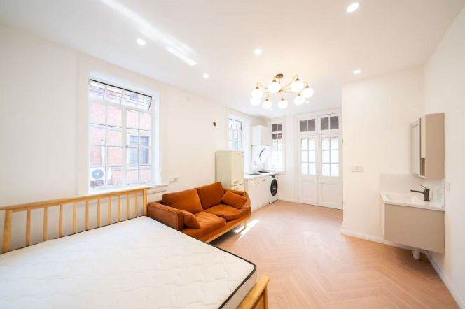 Bright clean apt has outdoor balcony @ historic Jing'an Villa line 2,12,13