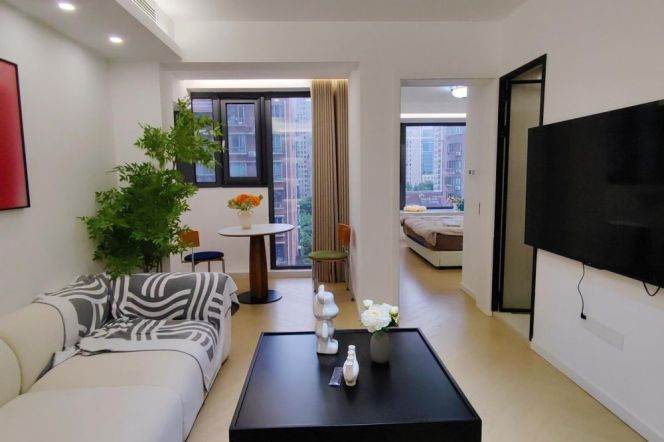Modern & Bright 1 br in Jing'an Center. easy to L 14 WuDing Rd St + L 7  ChangPing Rd St 