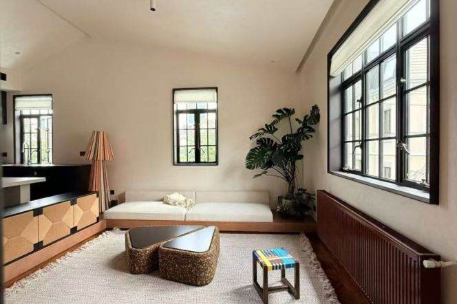 L 1-7 Changshu Road Metro Station , large terraces，Big 1 Room