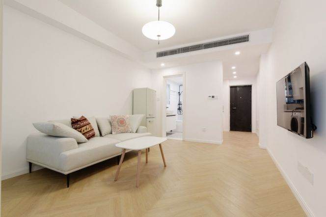 Nice 1+1BR with yard nr jiang su rd station