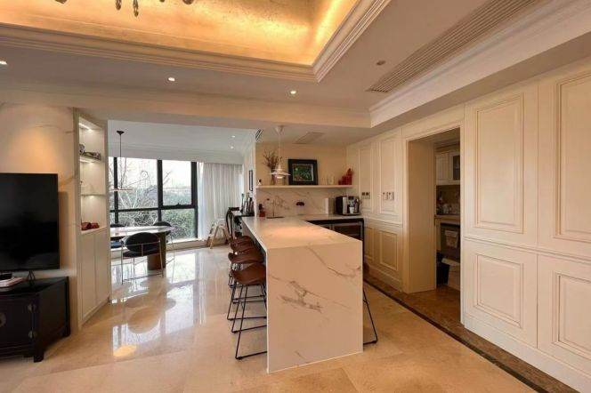 270-Degree Three-Side Lit 3+1-Bedroom Luxury Flat in Gubei