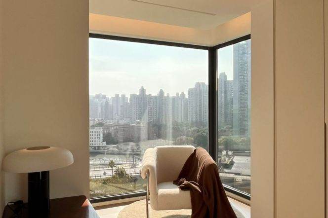   Suzhou Creek View 2+1-Bedroom Flat at Brilliant  City, 5 Mins Walk to Metro