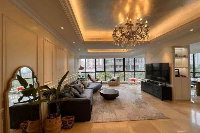  270-Degree Three-Side Lit 3+1-Bedroom Luxury Flat in Gubei