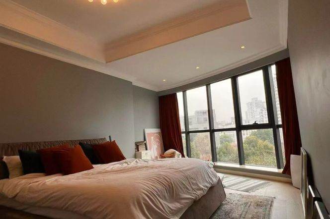  270-Degree Three-Side Lit 3+1-Bedroom Luxury Flat in Gubei