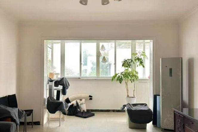Bright spacious 2BR APT Fuxing Rd Changshu Rd 13k