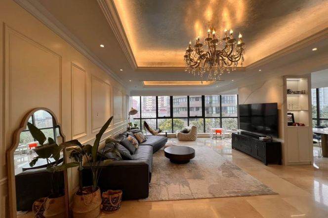  270-Degree Three-Side Lit 3+1-Bedroom Luxury Flat in Gubei
