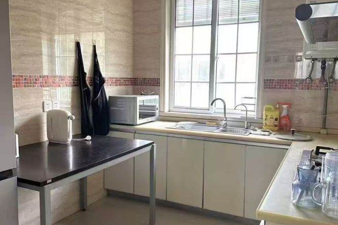 Bright spacious 2BR APT Fuxing Rd Changshu Rd 13k