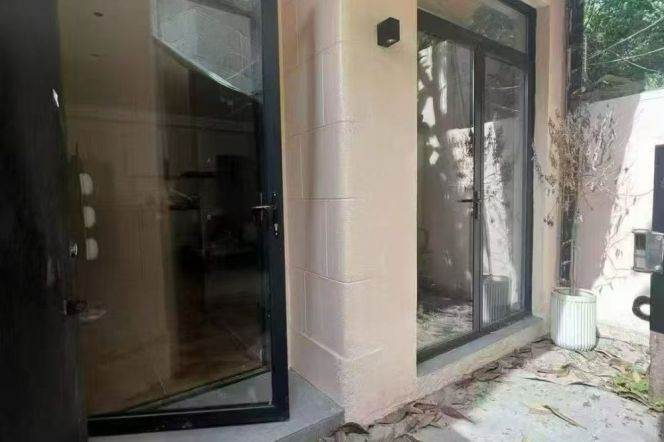 South Shanxi rd 1BR apartment with garden