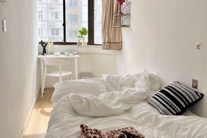 Bright room with balcony near Jiangsu rd, just one stop from SJTU, international roommate