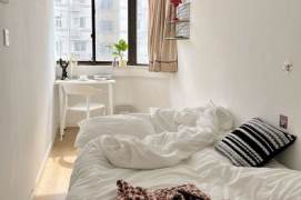 Bright room with balcony near Jiangsu rd, just one stop from SJTU, international roommate