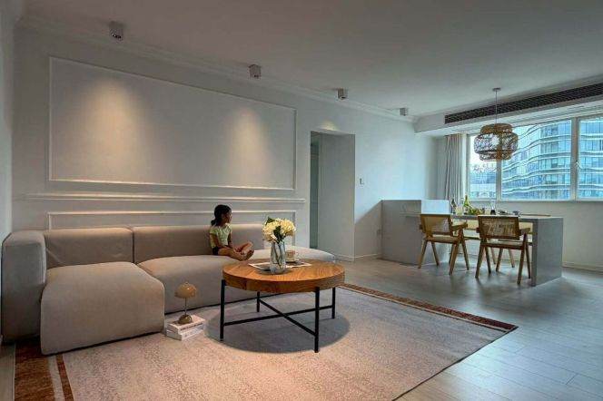 Qufu rd by Suzhou creek 110 sqm bright 2 br Apt &oven 13.5K