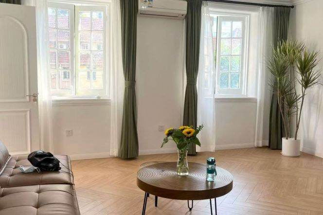 Spacious 1br 2lr+big balcony/all bright room/Bathtub,NR Jiangsu rd@L11/2