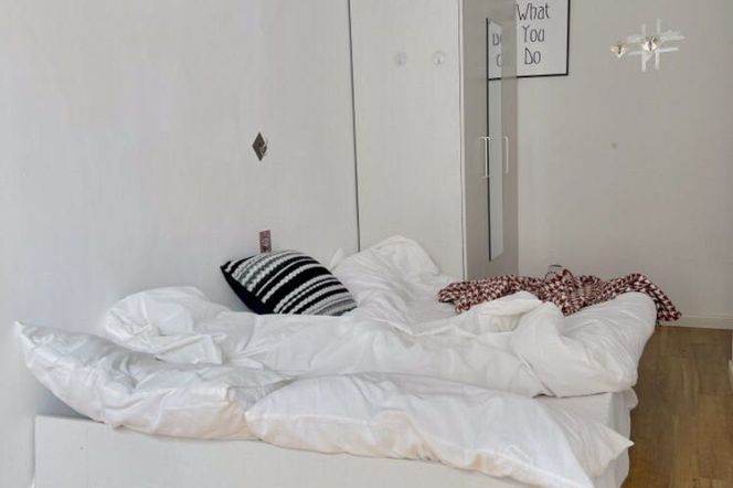 Bright room with balcony near Jiangsu rd, just one stop from SJTU, international roommate