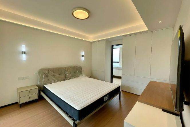   Changfeng Park & Suzhou Creek View 3-Bedroom Flat at Hongqiao Riverside Garden
