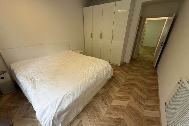 2 brs near L10/L11 jiaotong uni station