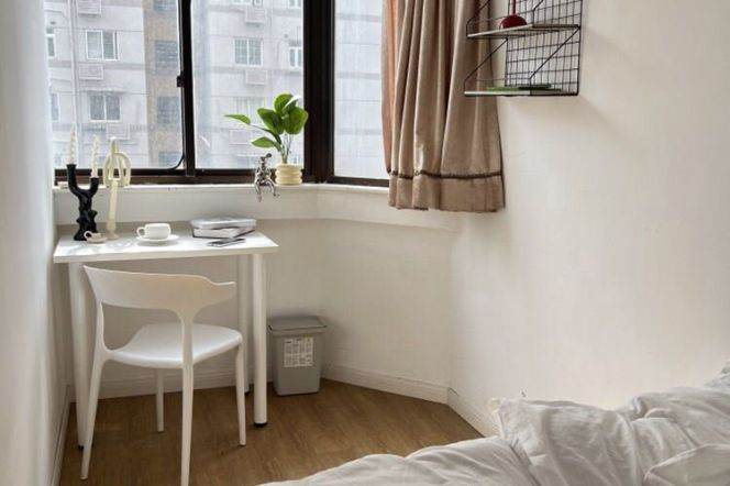 Bright room with balcony near Jiangsu rd, just one stop from SJTU, international roommate
