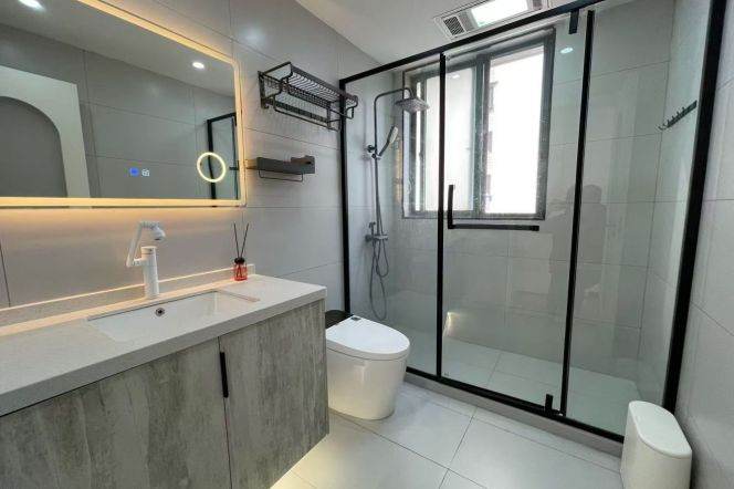 Changshou rd 185 sqm 3 br Apt &elevator &huge living room 18.5K