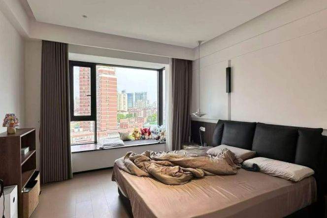 4Bdrs 2Baths 180sqm Apt/Spacious&Modern&Bright /Line 11/13Longde Rd/Nice Compound