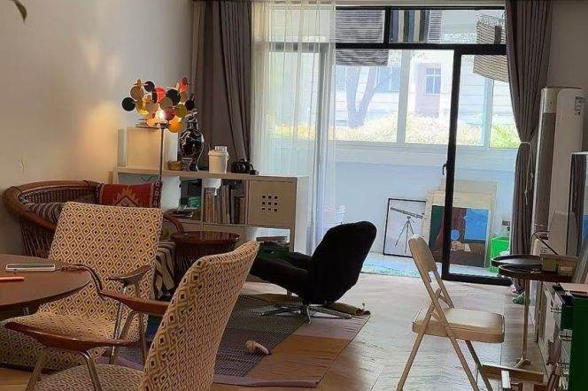 2 brs near L10/L11 jiaotong uni station