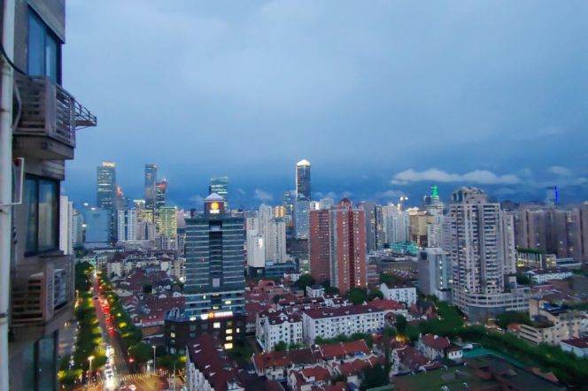 High floor view 2 br in Jing'an Center. 2 mins walking to L 7 ChangPing rd st.