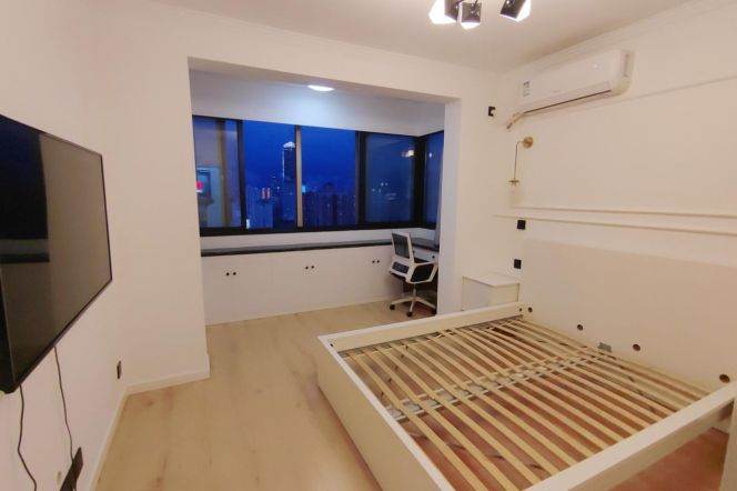 High floor view 2 br in Jing'an Center. 2 mins walking to L 7 ChangPing rd st.