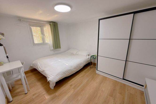 Cozy room near jingan temple, just 2 roommates close to SJTU, advance booking accepted