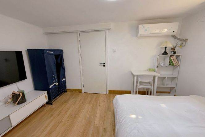 Cozy room near jingan temple, just 2 roommates close to SJTU, advance booking accepted