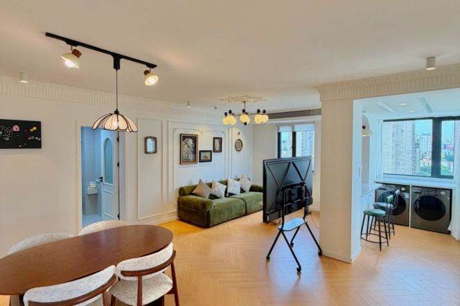 bright 2Br wt cloakroom,Central AC