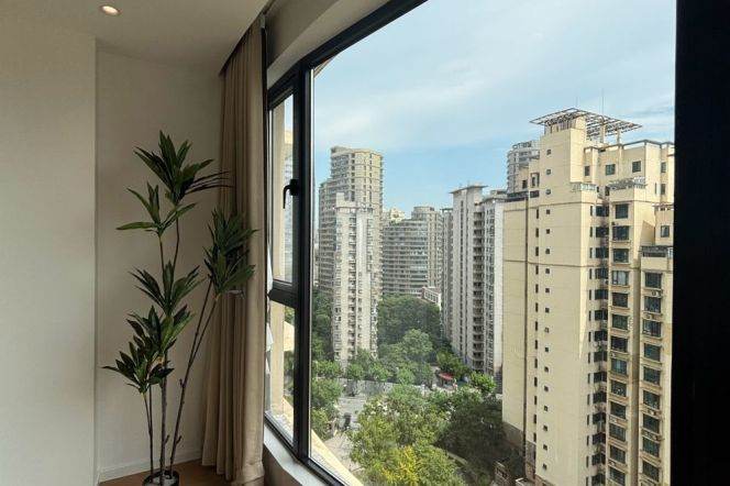 Spacious& Bright&New 2Bdrs 1bath Apt+L3+4+10 Hong Qiao Rd+Good View+Floor Heating+Good Compound