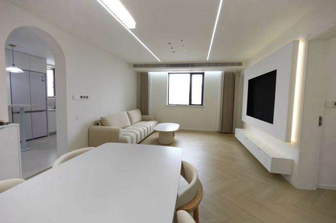 2 Brs with Brand-new Dec, Floor heating, South Facing, 120 sqm @ Caobao metro L1&12
