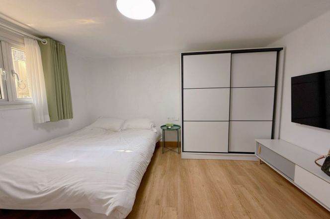 Cozy room near jingan temple, just 2 roommates close to SJTU, advance booking accepted