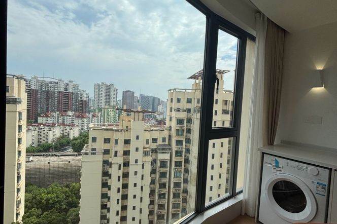 Spacious& Bright&New 2Bdrs 1bath Apt+L3+4+10 Hong Qiao Rd+Good View+Floor Heating+Good Compound