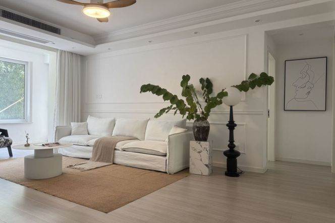 Weining rd  3brs with a nice yard /  Spacious / Bright / Modern/ Quiet