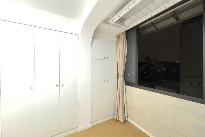 Loushanguan rd/cozy 1br 1lr/bright room/balcony/Nr Suzhou creek,@L15/2